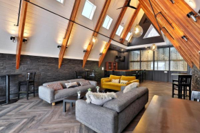 Rent An Inn! Takeover the Birch Ridge with your group, Mountain Lodge- 11 Rooms, Bar, Fireplace, 28ppl home